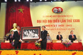 Bí thư Trung ương Đảng, Chánh Văn phòng Trung ương Đảng, Nguyễn Văn Nên tặng ảnh cho huyện ủy Kim Động. (Ảnh: Đinh Tuấn/TTXVN)