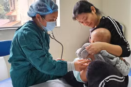 Bác sỹ kiểm tra sức khoẻ bệnh nhân T sau ca ghép tủy.