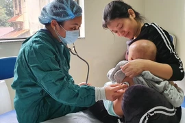 Bác sỹ kiểm tra sức khoẻ bệnh nhân T sau ca ghép tủy.