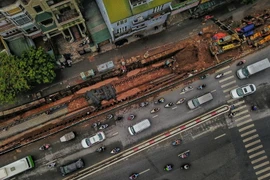 Toàn cảnh 600 mét con đường gốm sứ bị phá dỡ để mở rộng mặt đê 