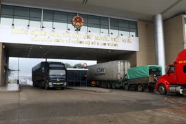 Xe tải chở hàng hóa thông quan tại của khẩu đường bộ số II Kim Thành, Lào Cai. Ảnh minh họa. (Ảnh: Quốc Khánh/TTXVN)
