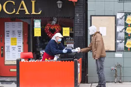 Người dân đeo khẩu trang phòng lây nhiễm COVID-19 tại Toronto, Canada, ngày 11/5/2020. (Nguồn: THX/TTXVN)