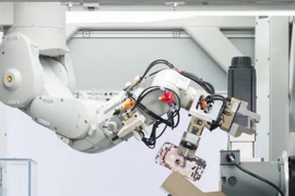 Robot Daisy thực hiện quá trình tháo dỡ iPhone cũ. (Nguồn: TheNextWeb)