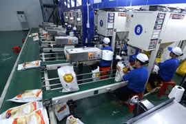 Công ty cổ phần nông nghiệp công nghệ cao Trung An (phường Trung Kiên, quận Thốt Nốt, thành phố Cần Thơ) đóng bao xuất khẩu gạo sang thị trường Nhật Bản, Trung Đông, Malaysia, Australia và Trung Quốc. (Ảnh: Vũ Sinh/TTXVN)