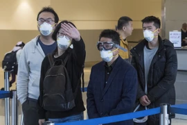 Hành khách đeo khẩu trang đề phòng lây nhiễm COVID-19 tại sân bay quốc tế Los Angeles, bang California, Mỹ ngày 2/2/2020. (Nguồn: AFP/TTXVN)