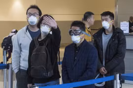 Hành khách đeo khẩu trang đề phòng lây nhiễm COVID-19 tại sân bay quốc tế Los Angeles, bang California, Mỹ ngày 2/2/2020. (Nguồn: AFP/TTXVN)