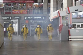 Phun thuốc khử trùng nhằm ngăn chặn sự lây lan của COVID-19 tại ga tàu hỏa ở Moskva, Nga, ngày 15/5/2020. (Nguồn: THX/TTXVN)