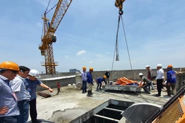 Đơn vị tháo dỡ đã cắt xong một ô sàn tầng 18 tòa nhà 8B Lê Trực. (Ảnh: Mạnh Khánh/TTXVN)
