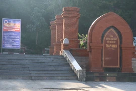 Di tích Quốc gia đặc biệt Tháp Nhạn thành phố Tuy Hòa tạm dừng đón khách du lịch. (Ảnh: Phạm Cường/TTXVN)