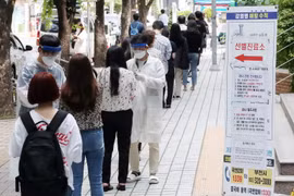 Người dân xếp hàng chờ xét nghiệm COVID-19 tại Bucheon, phía tây thủ đô Seoul, Hàn Quốc ngày 28/5/2020. (Nguồn: Yonhap/TTXVN)