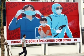 Sáng 1/4, lác đác trên đường phố Hà Nội chỉ có vài người dân đi tập thể dục sáng. (Ảnh: Huy Hùng/TTXVN)