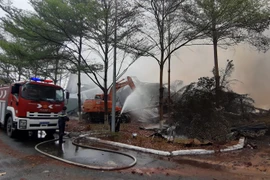 Lực lượng cảnh sát Phòng cháy chữa cháy và Cứu hộ cứu nạn Công an tỉnh Bà Rịa-Vũng Tàu cùng các đơn vị trong khu công nghiệp Phú Mỹ 1 được huy động đến chữa cháy. (Ảnh: Ngọc Sơn/TTXVN)