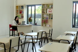 Giáo viên Trường tiểu học Chu Văn An, thành phố Đồng Hới (Quảng Bình) dạy học trực tuyến. (Ảnh: Văn Tý/TTXVN)