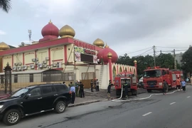 Lực lượng phòng cháy chữa cháy có mặt kịp thời để dập tắt đám cháy. (Ảnh: Mạnh Tú/TTXVN) 