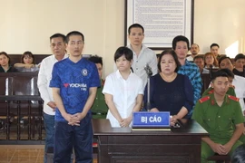 Các bị cáo tại phiên tòa xét xử sơ thẩm. (Ảnh: Huỳnh Sử/TTXVN)