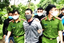 Đối tượng Đinh Trường Sơn bị lực lượng Công an huyện Tuyên Hóa, Quảng Bình bắt giữ. (Nguồn: TTXVN phát)