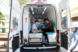 6 trường hợp công bố khỏi bệnh được chuyển đến Khu cách ly của Trung tâm điều trị COVID-19 tỉnh Bình Thuận để tiếp tục theo dõi 14 ngày theo quy định của Bộ Y tế. (Ảnh: Nguyễn Thanh/TTXVN)