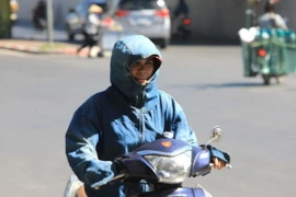 Nắng nóng có thể gây mất nước, kiệt sức và đột quỵ, người tham gia giao thông cần trang bị trang phục phù hợp để tránh nắng (ảnh chụp sáng 22/6/2020). (Ảnh: Thành Đạt/TTXVN)