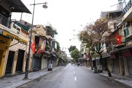 Phố cổ Hà Nội vẳng vẻ trong ngày giãn cách xã hội 4/4. (Ảnh: Anh Tuấn/TTXVN)