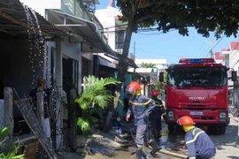 Cán bộ chiến sỹ và xe cứu hỏa được làm nhiệm vụ chữa cháy. (Ảnh: Xuân Triệu/TTXVN) 