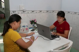 Cán bộ huyện Vị Thủy, tỉnh Hậu Giang làm việc online tại nhà. (Ảnh: Duy Khương/TTXVN)