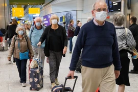 Hành khách tại sân bay quốc tế Heathrow ở London, Anh ngày 19/3/2020. (Nguồn: AFP/TTXVN)