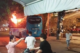 TP.Hồ Chí Minh: Một xe khách bất ngờ cháy rụi khi chờ khởi hành