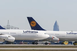 Máy bay của Hãng hàng không Lufthansa tại sân bay Frankfurt, Đức, ngày 23/3/2020. (Nguồn: AFP/TTXVN)
