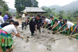Người dân xã Hồng Ca, huyện Trấn Yên, tỉnh Yên Bái làm đường giao thông nông thôn, xây dựng nông thôn mới. (Ảnh: Đức Tưởng/TTXVN)