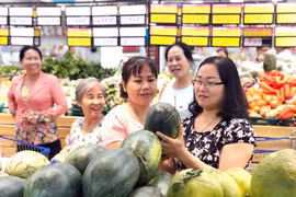 Người tiêu dùng hưởng ứng mua dưa hấu hỗ trợ người nông dân. (Nguồn: TTXVN phát)