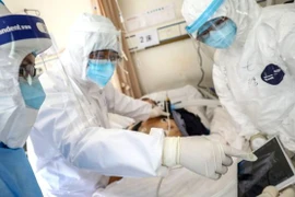 Bác sỹ khám cho bệnh nhân nhiễm COVID-19 tại bệnh viện ở Vũ Hán. (Nguồn: AFP)