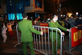 [Photo] Hà Nội dỡ bỏ cách ly phố Trúc Bạch sau 14 ngày 