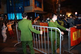 [Photo] Hà Nội dỡ bỏ cách ly phố Trúc Bạch sau 14 ngày 