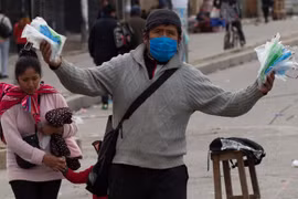 Người dân đeo khẩu trang như một biện pháp phòng ngừa chống lại sự lây lan của COVID-19 ở El Alto, Bolivia. (Nguồn: AP)
