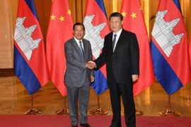 Thủ tướng Campuchia Hun Sen chào xã giao Chủ tịch Trung Quốc Tập Cận Bình. (Nguồn: phnompenhpost.com)