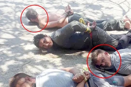 Nhóm lính đánh thuê bị lực lượng an ninh Venezuela bắt giữ. (Nguồn: Daily Mail)