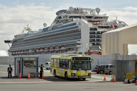 Xe buýt chở hành khách trên du thuyền Diamond Princess rời cảng ở Yokohama, Nhật Bản, ngày 19/2/2020. (Nguồn: AFP/TTXVN)