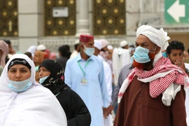 Các tín đồ Hồi giáo đeo khẩu trang nhằm ngăn chặn sự lây lan của dịch COVID-19 tại Thánh địa Mecca, Saudi Arabia ngày 13/3/2020. (Nguồn: AFP/TTXVN)