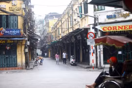 Phố Tạ Hiện (quận Hoàn Kiếm) vắng lặng trong thời gian giãn cách xã hội. (Ảnh: Huy Hùng/TTXVN)