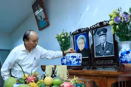 Thủ tướng Nguyễn Xuân Phúc dâng hương, tưởng nhớ Đại tướng Lê Đức Anh. (Ảnh: Thống Nhất/TTXVN)