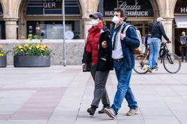 Người dân đeo khẩu trang phòng lây nhiễm COVID-19 tại Munich, Đức ngày 27/4/2020. (Nguồn: THX/TTXVN)