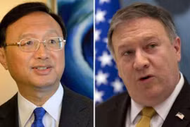 Ủy viên Quốc vụ Trung Quốc Dương Khiết Trì và Ngoại trưởng Mỹ Mike Pompeo. (Nguồn: urdupoint.com)