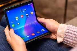Nguyên mẫu điện thoại màn hình gập của TCL ở CES 2020.