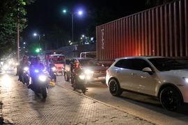 Tắc đường kéo dài từ thành phố Bến Tre đến cầu Rạch Miễu