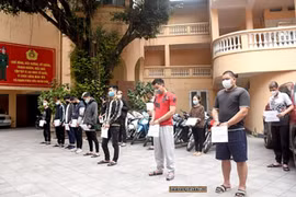 Các đối tượng đua xe gây rối trật tự công cộng tại khu vực hồ Hoàn Kiếm.