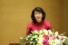 Phó Chủ tịch nước Đặng Thị Ngọc Thịnh trình bày Tờ trình của Chủ tịch nước về việc đề nghị Quốc hội phê chuẩn gia nhập Công ước số 105 của Tổ chức Lao động Quốc tế về xóa bỏ lao động cưỡng bức. (Ảnh: Văn Điệp/TTXVN)