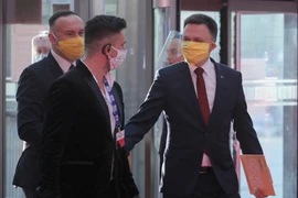 Ứng viên tranh cử Tổng thống Ba Lan Szymon Holownia (phải) tới dự cuộc thảo luận trực tiếp với các ứng viên khác tại đài truyền hình quốc gia ở Warsaw ngày 6/5/2020. (Nguồn: PAP/TTXVN)