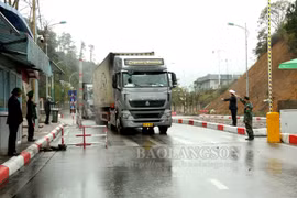 Xe hàng di chuyển qua Cửa khẩu Quốc tế Hữu Nghị, Lạng Sơn. (Nguồn: Báo Lạng Sơn)