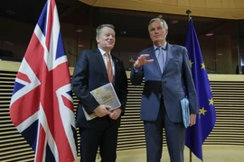 Trưởng đoàn đàm phán Brexit của EU Michel Barnier (phải) và người đồng cấp Anh David Frost (trái) tại cuộc gặp ở Brussels, Bỉ ngày 2/3/2020. (Nguồn: AFP/TTXVN)
