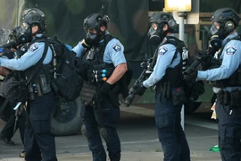 Cảnh sát chuẩn bị bắn hơi cay trong một cuộc biểu tình tại Minneapolis, Minnesota. (Nguồn: Getty Images)